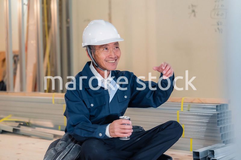 現場で休憩をする大工さん