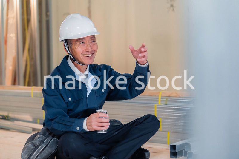 現場で休憩をする大工さん