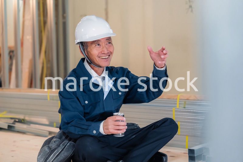 現場で休憩をする大工さん