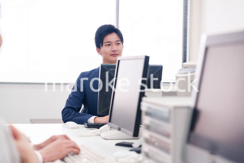 オフィスで働く複数のビジネスパーソン