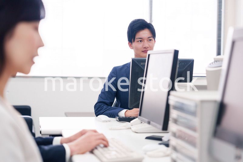 オフィスで働く複数のビジネスパーソン