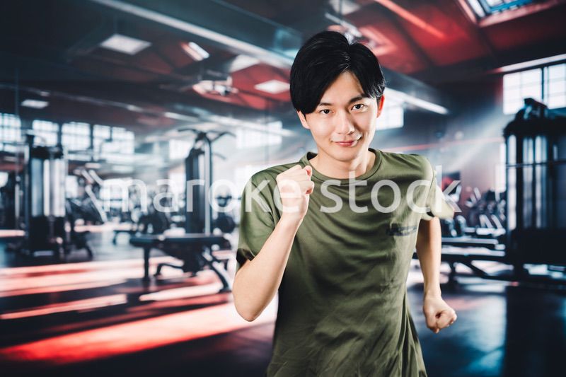 スポーツジムでランニングをする若い男性