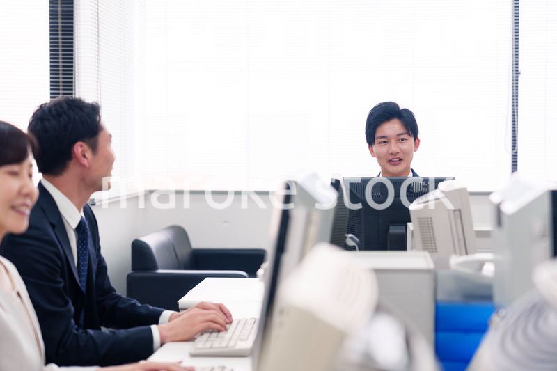オフィスで働く複数のビジネスパーソン