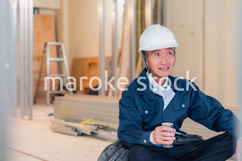 現場で休憩をする大工さん