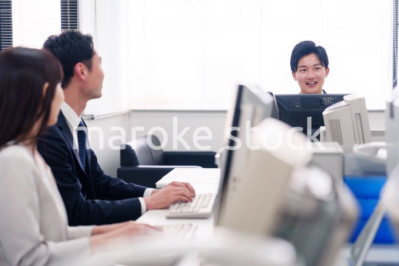 オフィスで働く複数のビジネスパーソン