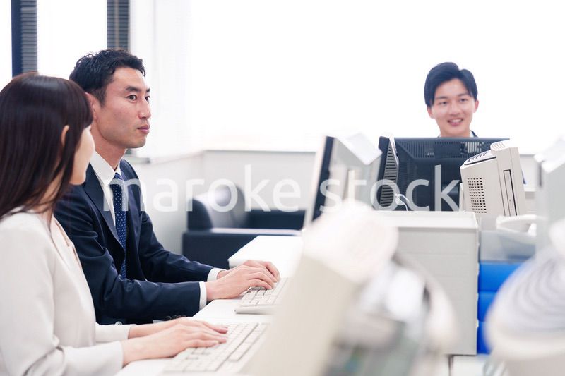オフィスで働く複数のビジネスパーソン