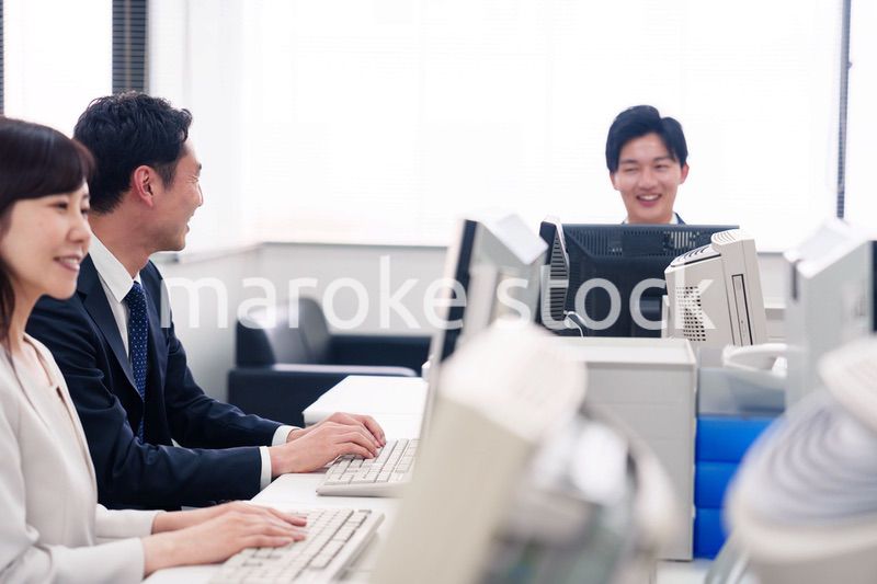 オフィスで働く複数のビジネスパーソン