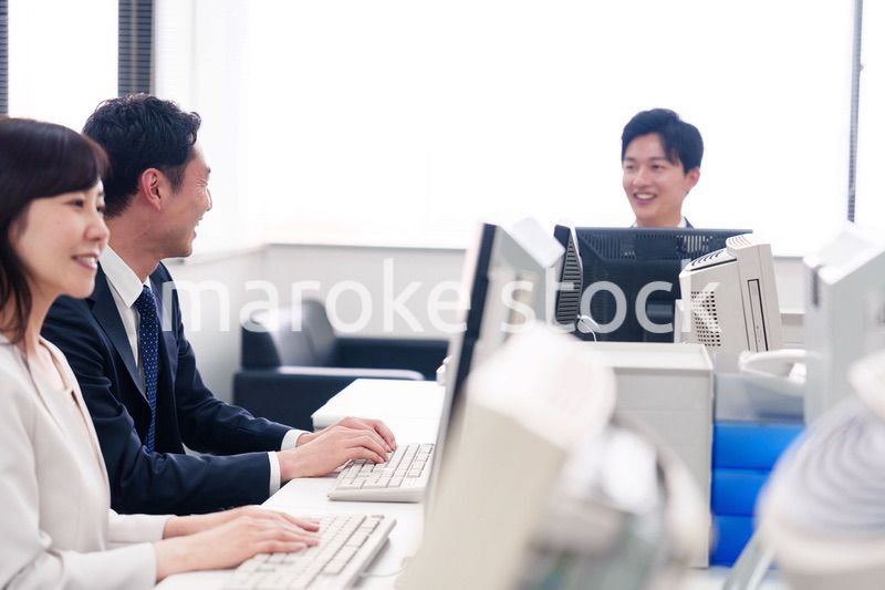 オフィスで働く複数のビジネスパーソン