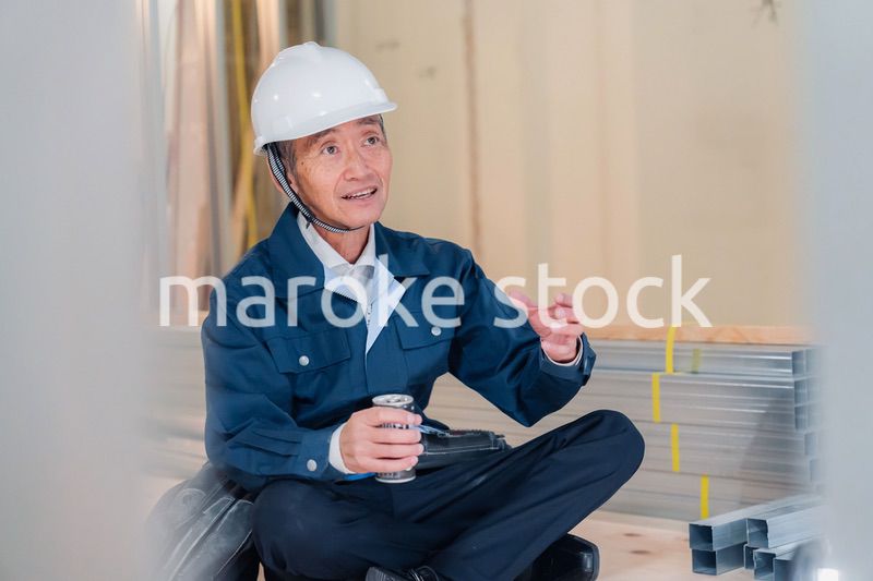 現場で休憩をする大工さん