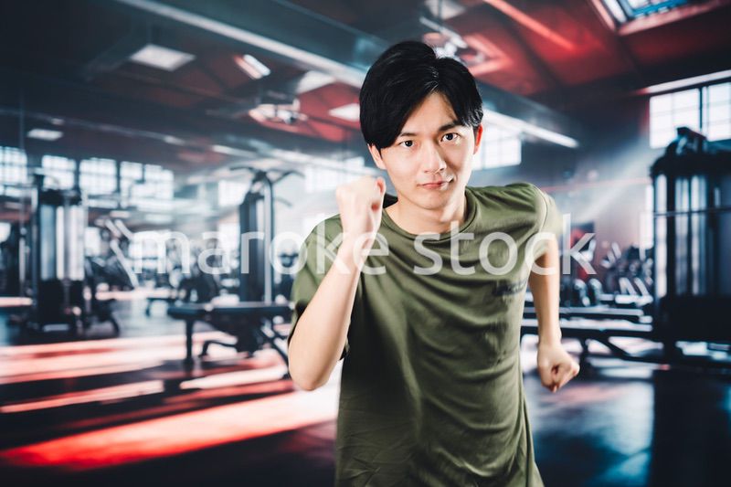 スポーツジムでランニングをする若い男性