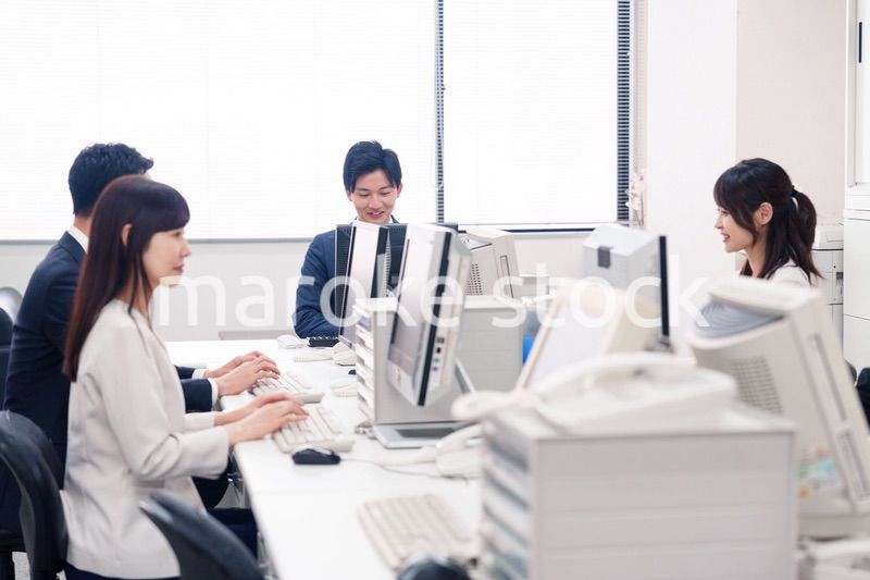 オフィスで働く複数のビジネスパーソン