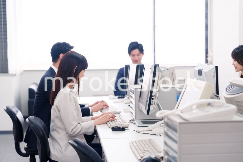 オフィスで働く複数のビジネスパーソン