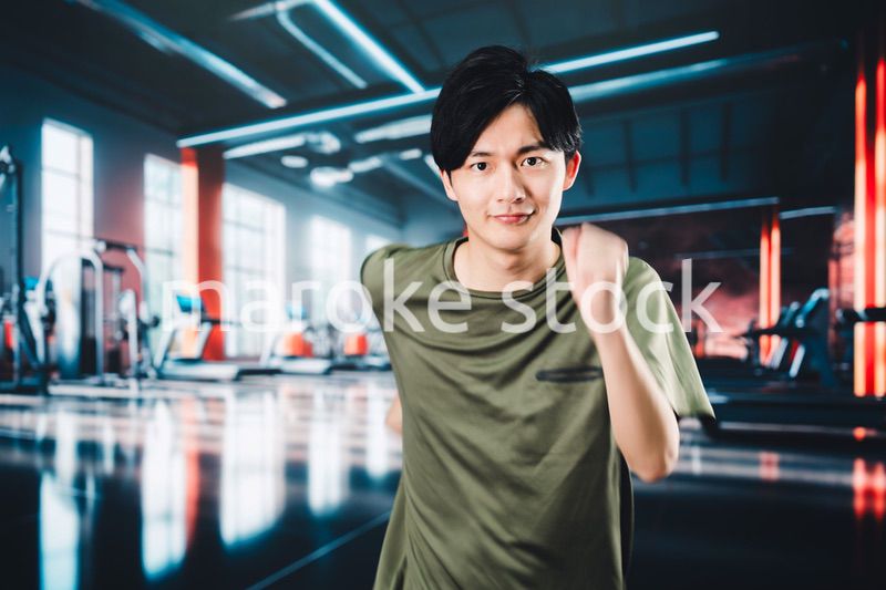 スポーツジムでランニングをする若い男性