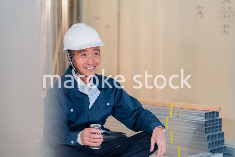 現場で休憩をする大工さん
