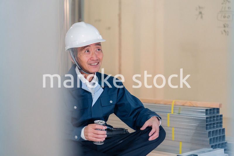 現場で休憩をする大工さん