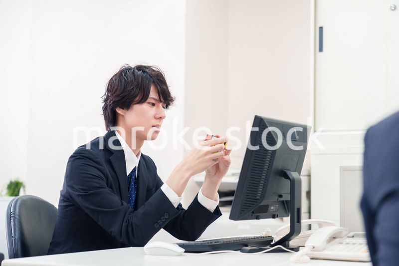 仕事中にルービックキューブをするビジネスマン