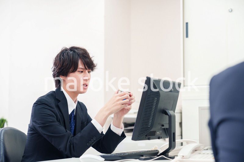 仕事中にルービックキューブをするビジネスマン