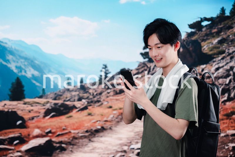 標高の高い山に登山する若い男性