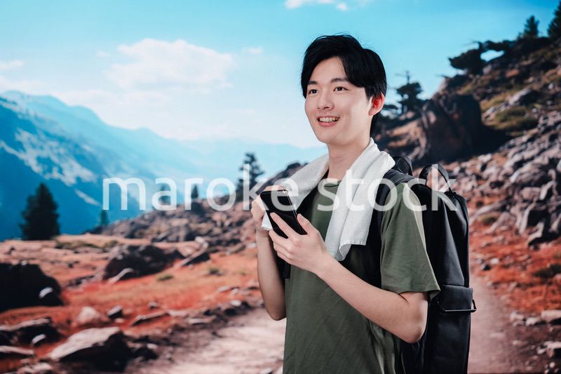 標高の高い山に登山する若い男性