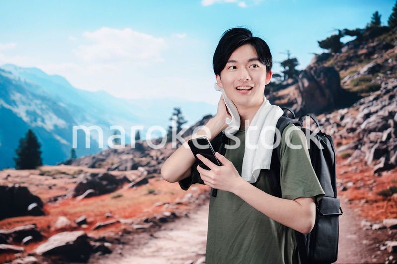 標高の高い山に登山する若い男性