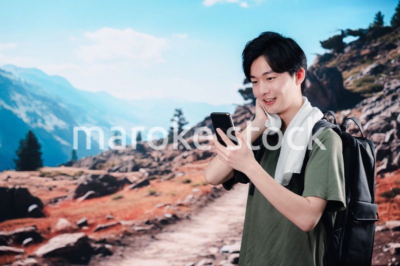 標高の高い山に登山する若い男性