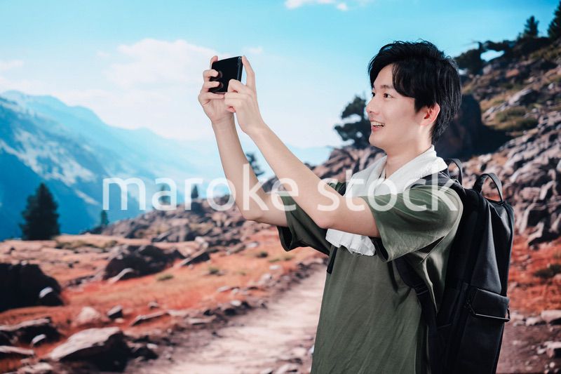 標高の高い山に登山する若い男性