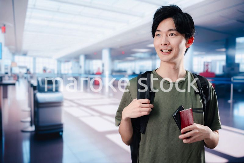 一人で海外旅行に出かける若い男性