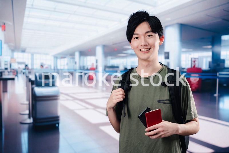 一人で海外旅行に出かける若い男性