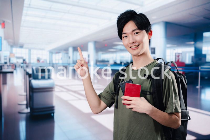 一人で海外旅行に出かける若い男性