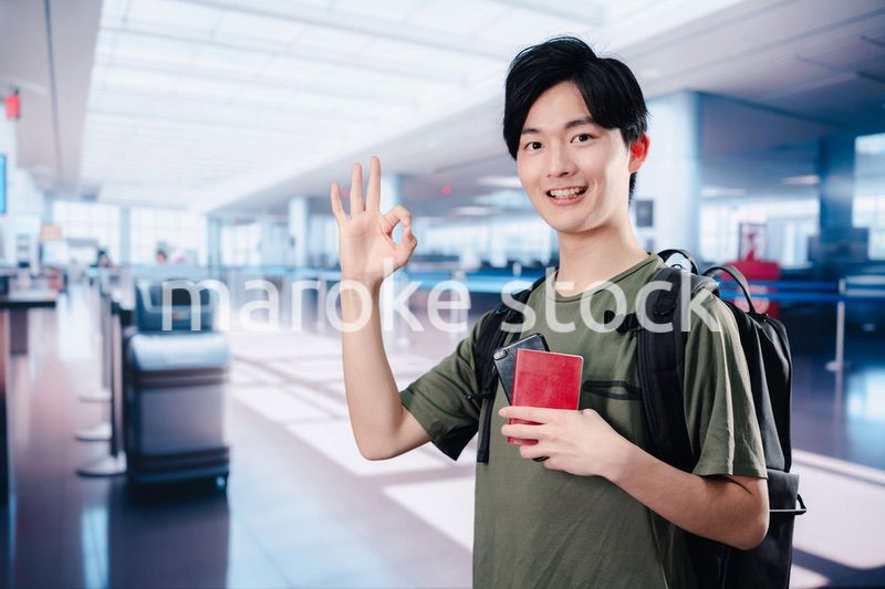 一人で海外旅行に出かける若い男性