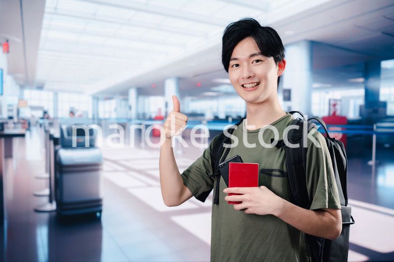 一人で海外旅行に出かける若い男性