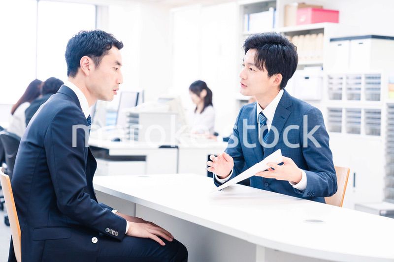 窓口業務をする若いビジネスマン