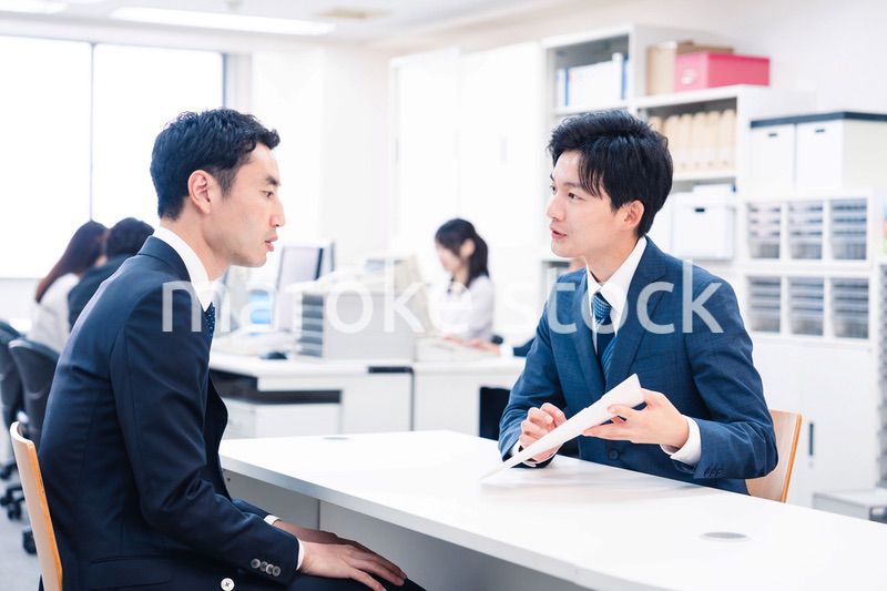 窓口業務をする若いビジネスマン