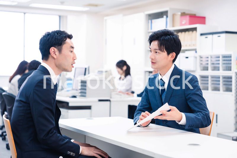 窓口業務をする若いビジネスマン