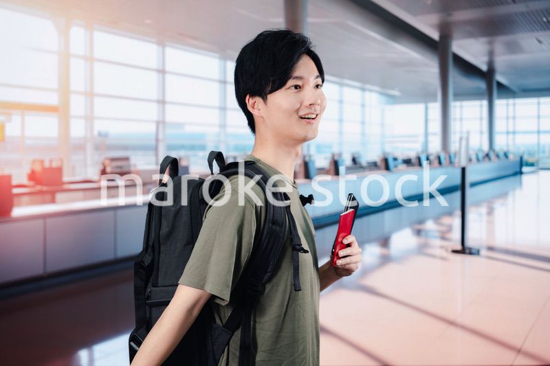 一人で海外旅行に出かける若い男性