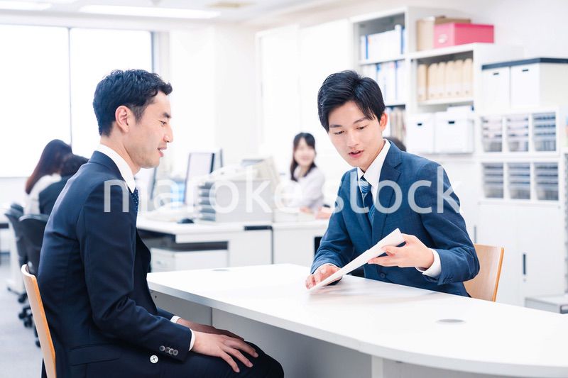 窓口業務をする若いビジネスマン