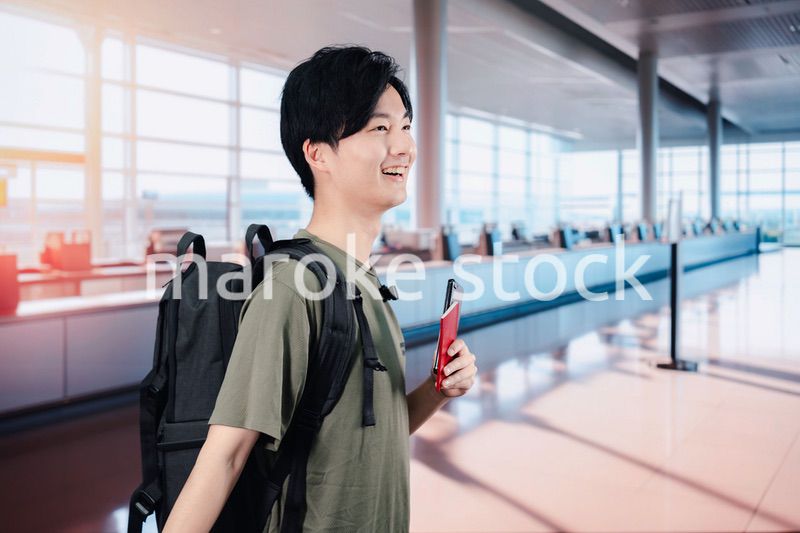 一人で海外旅行に出かける若い男性