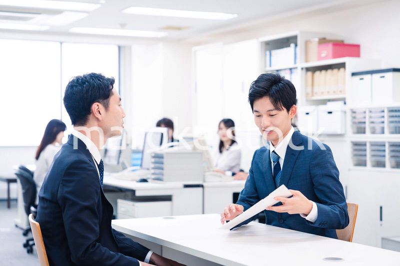 窓口業務をする若いビジネスマン