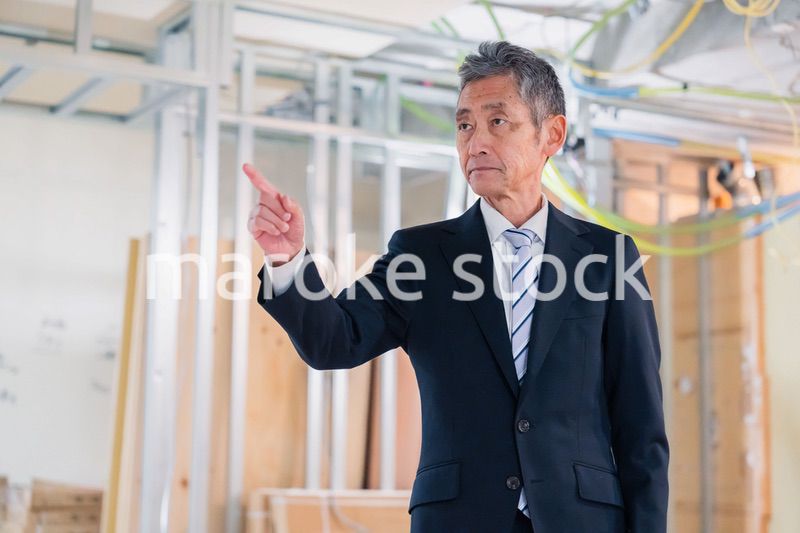 工事中の現場で指差し確認をする職人