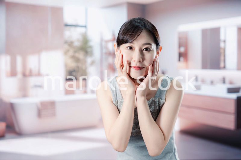 肌のトラブルに悩む女性