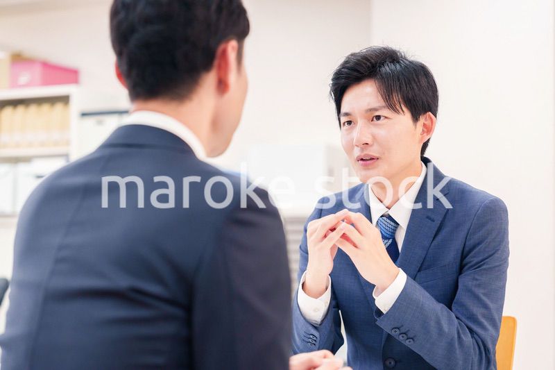 厳しい表情をするビジネスマン