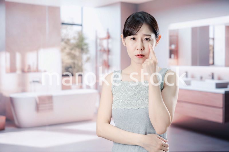 肌のトラブルに悩む女性