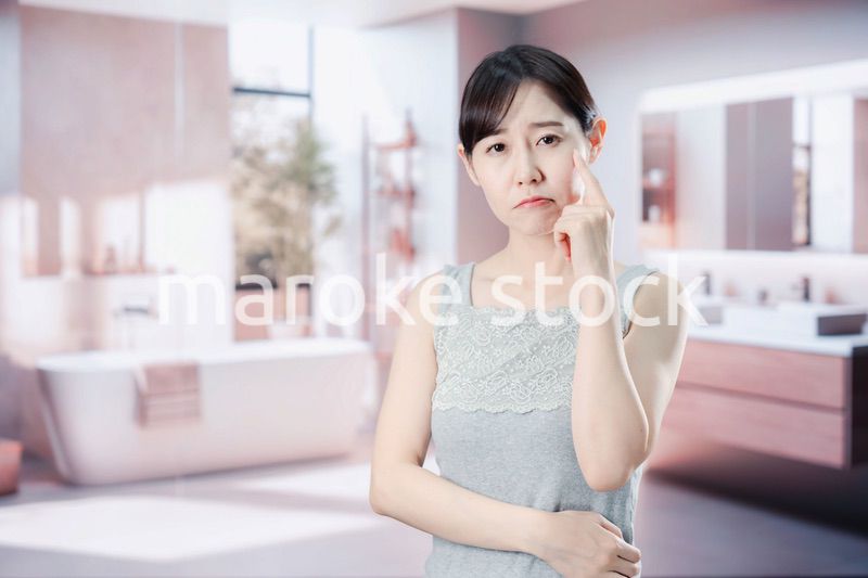 肌のトラブルに悩む女性