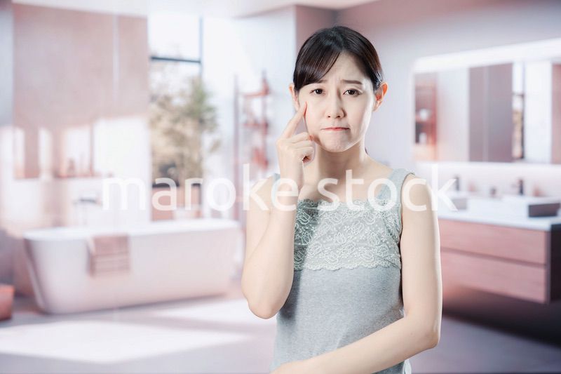 肌のトラブルに悩む女性