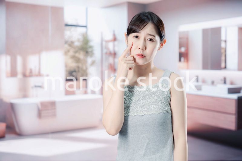 肌のトラブルに悩む女性