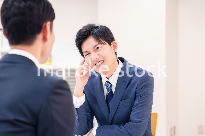 厳しい表情をするビジネスマン