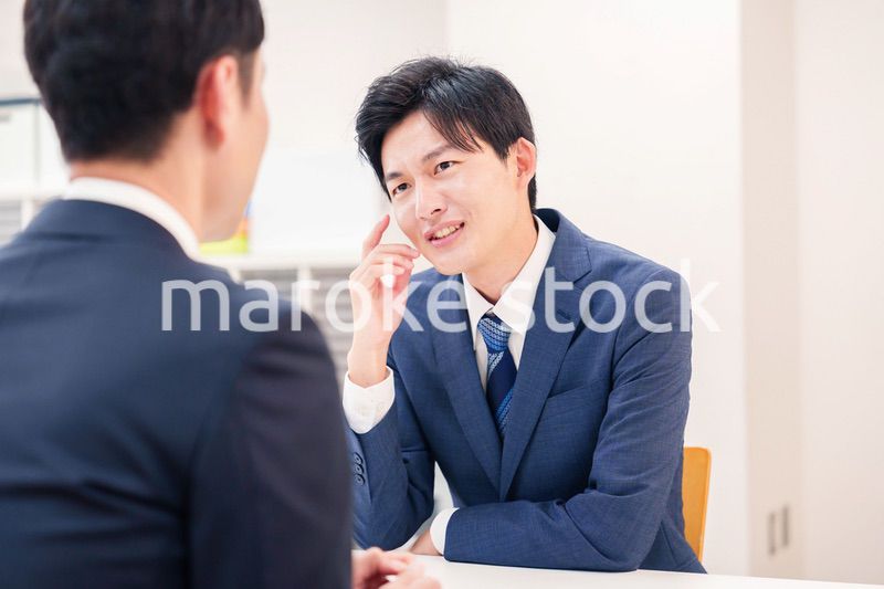 厳しい表情をするビジネスマン