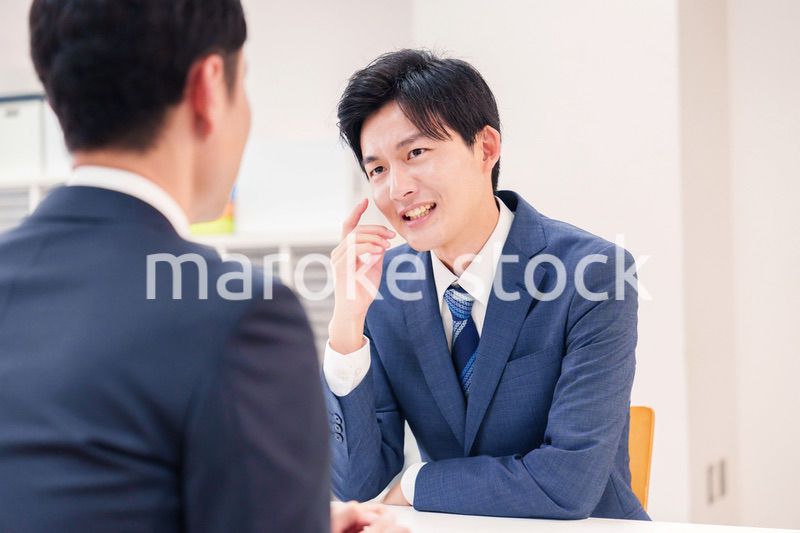 厳しい表情をするビジネスマン