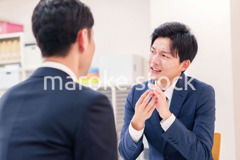 厳しい表情をするビジネスマン