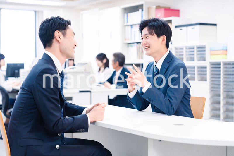 窓口業務をする若いビジネスマン